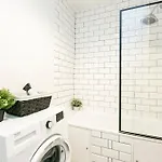 Nowogrodzka 78 - Dla 4 Osób - 200m Od Szpitala Klinicznego Na Lindleya - 1km Do Dworca Centralnego - Wifi - Smart Tv 45 Cali Apartamento *