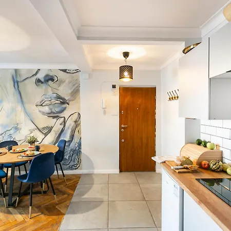 Apartment Nowogrodzka 78: With Smart Tv Near Lindleya Hospital *